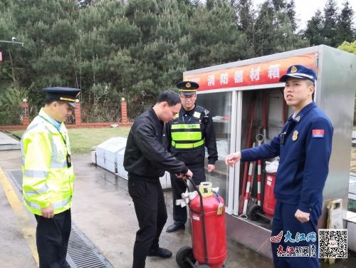 省交通運輸執(zhí)法局六支隊聯(lián)合崇仁縣消防救援大隊開展服務區(qū)消防安全專項檢查 圖