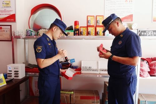 南江大隊(duì)聯(lián)合縣市場(chǎng)監(jiān)管局開(kāi)展消防產(chǎn)品專項(xiàng)檢查，筑牢基層安全防線